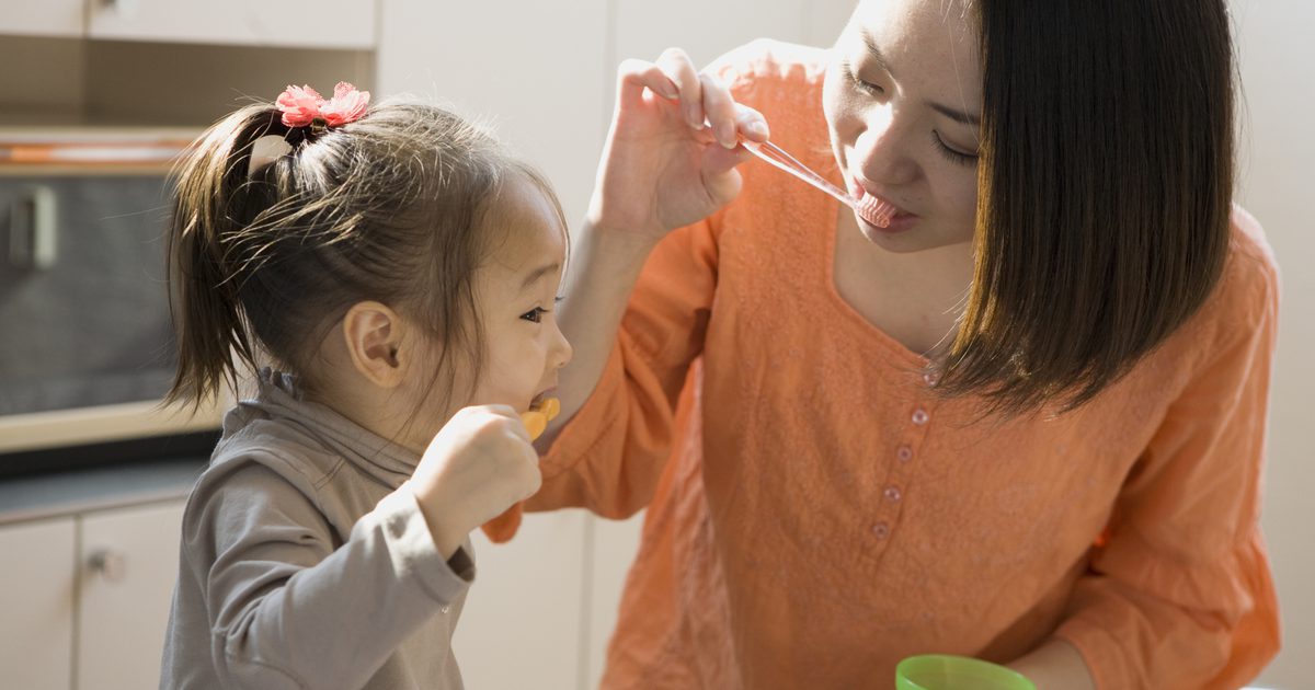 Hvordan man forklarer oral hygiejne til 3-årige