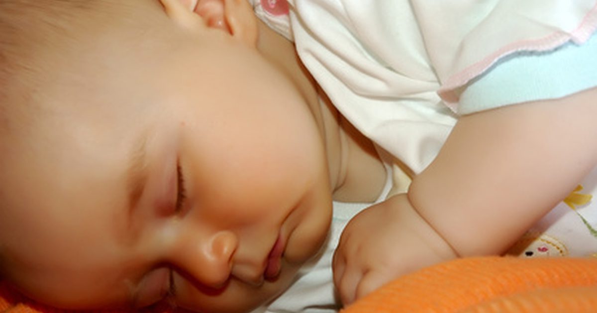 Hvordan få en 18 måneder gammel baby til å sove gjennom natten