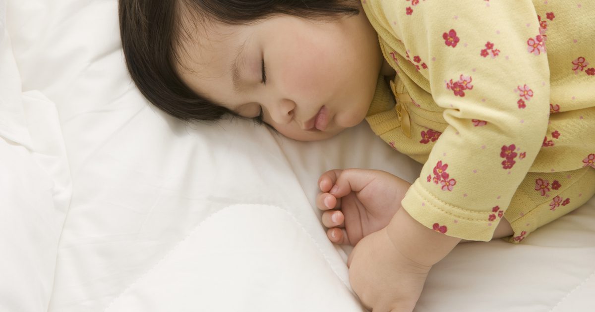 Wie man ein Baby zum Schlafen bringt, ohne eine Flasche zu benutzen