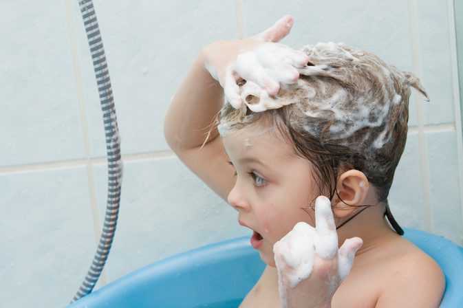 Как да избегнем пърхота от детската коса