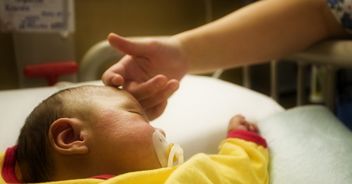Wie man neugeborene Babys erhält, um nachts zu schlafen