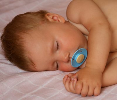 Sådan får du en nyfødt til at sove uden at blive holdt