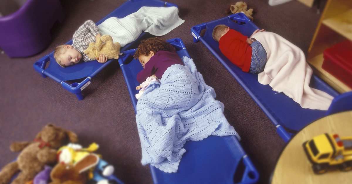 كيفية مساعدة الطفل على التكيف مع النوم في الرعاية النهارية