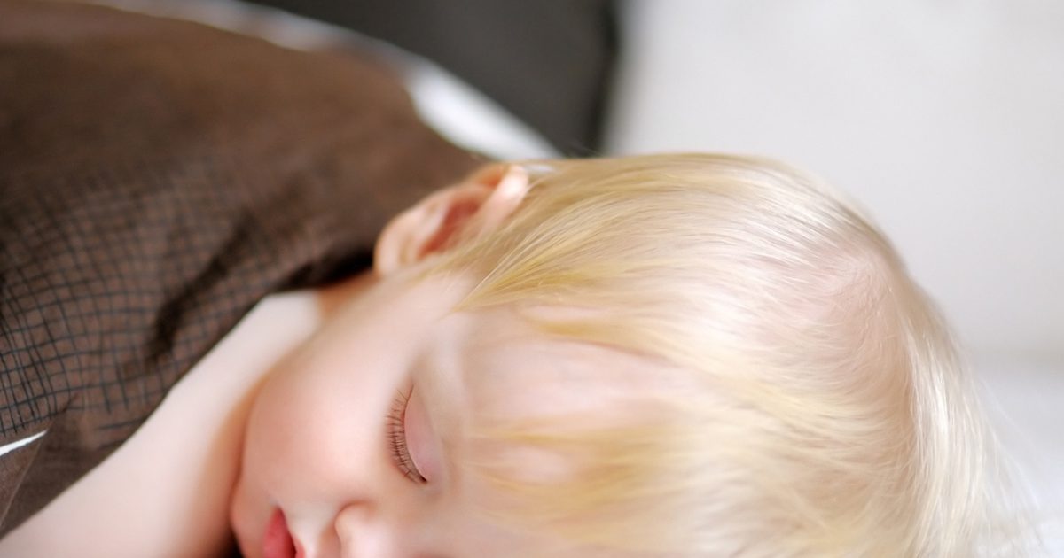 Wie man Kleinkindern mit verstopfter Nase helfen kann zu schlafen