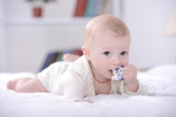Hoe te weten of het tandvlees van uw baby opgezwollen is