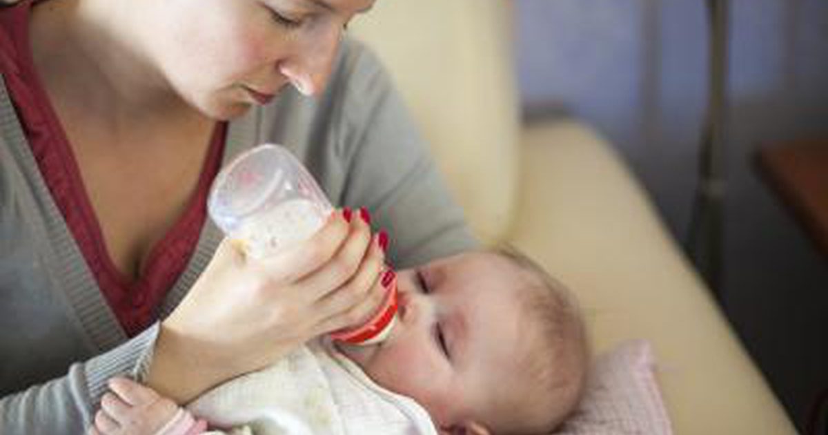 Hoe te om Moedermelk met Gehele Melk te mengen
