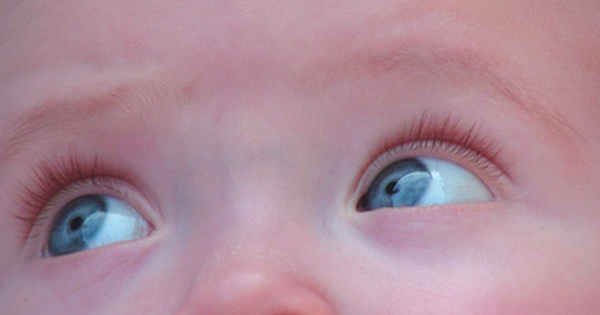 Sådan fjerner du hår fra et barns øje