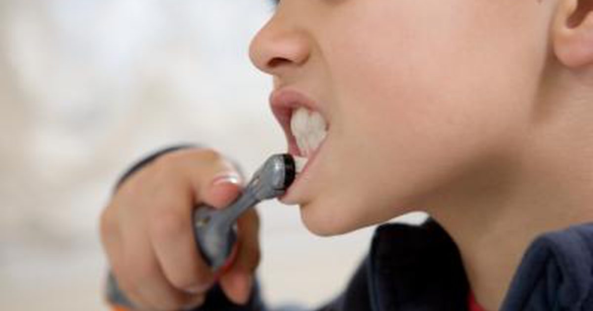 كيفية إزالة البلاك بأمان من أسنان الأطفال