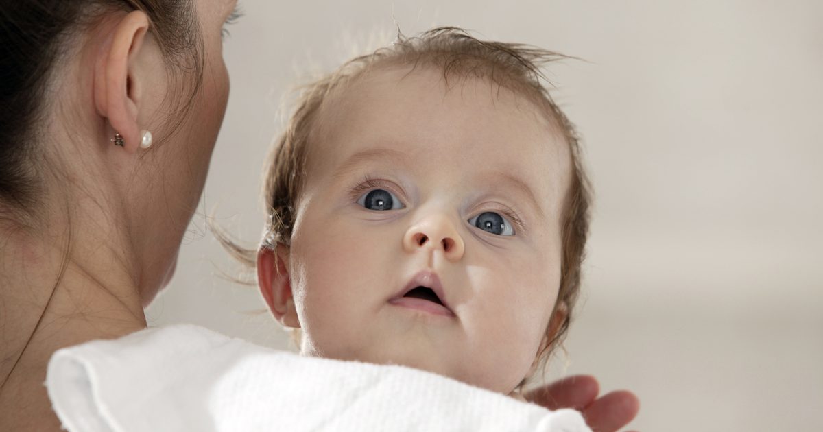 Как да решите, че бебето плюе след изчерпване