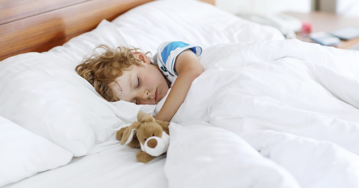 Jak powstrzymać dzieci przed wypadnięciem z łóżka