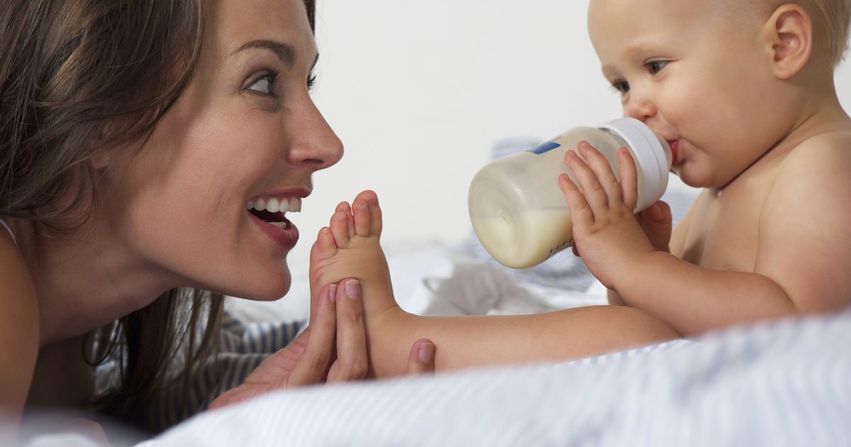 كيفية تبديل الطفل من الصيغة إلى الحليب