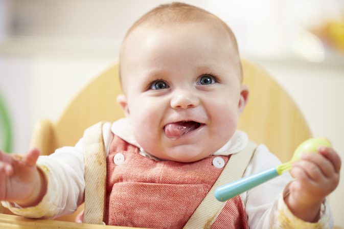 Hur man lär en baby att äta med en sked