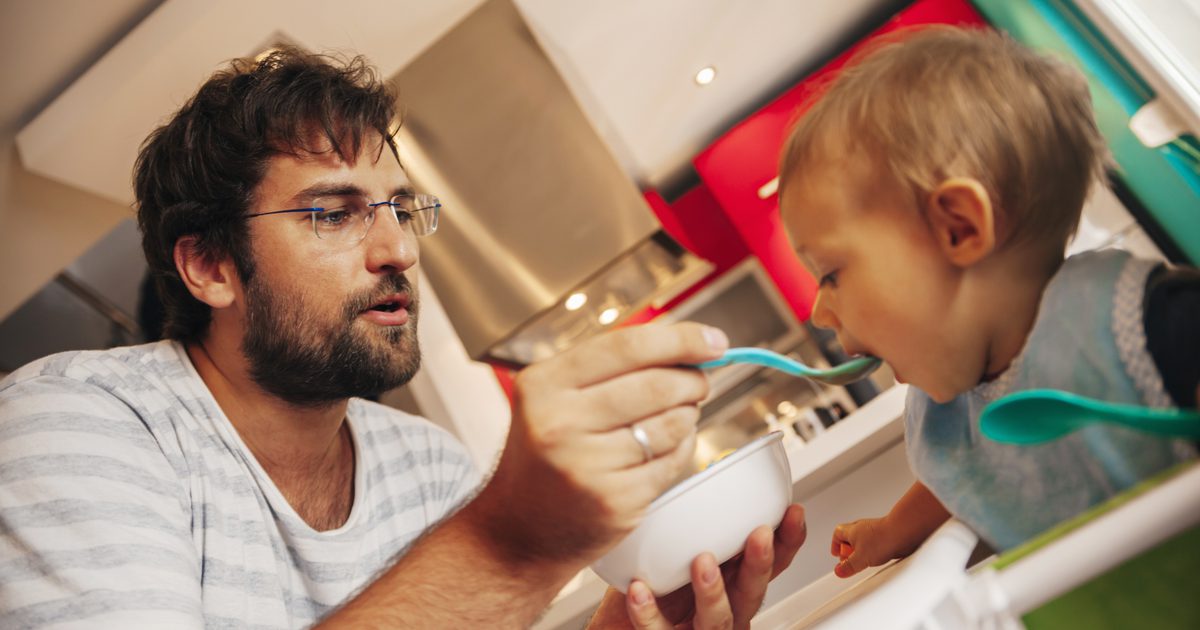 Как да научим бебето да поглъща храна