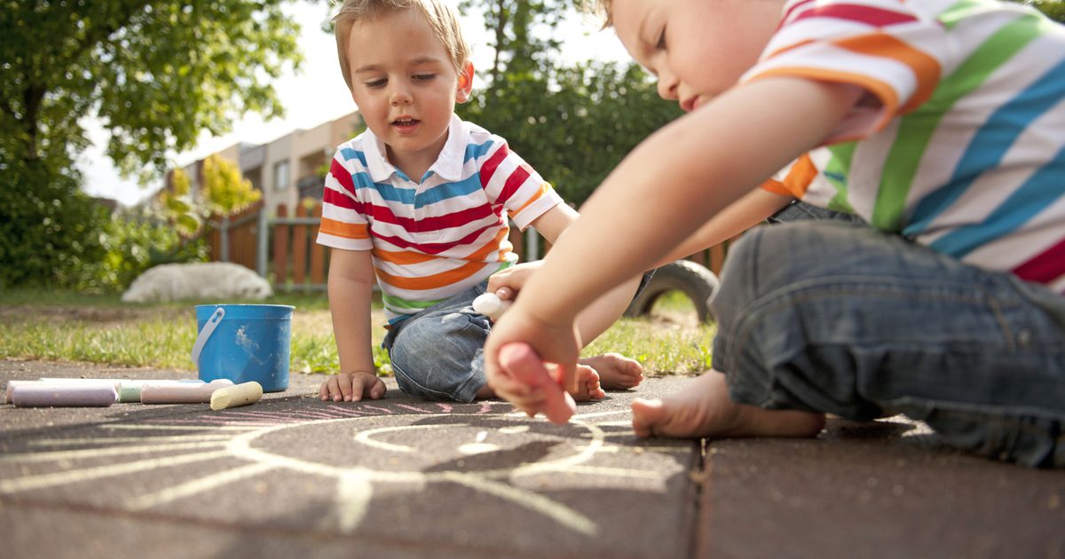 Hur man lär värdet av kooperativ lek genom barns aktiviteter