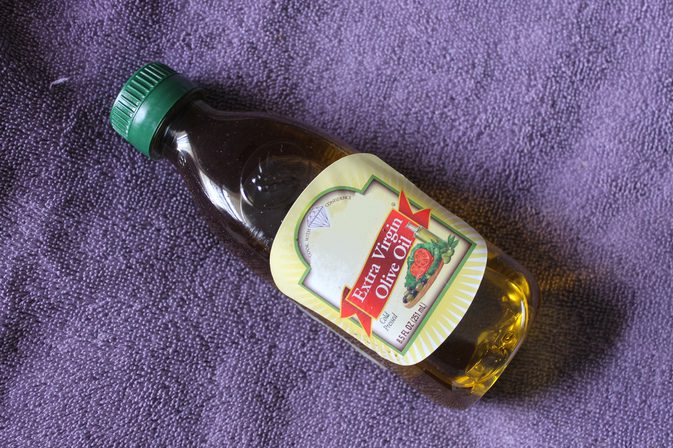 Wie man Natives Olivenöl Extra auf der Haut eines Babys verwendet