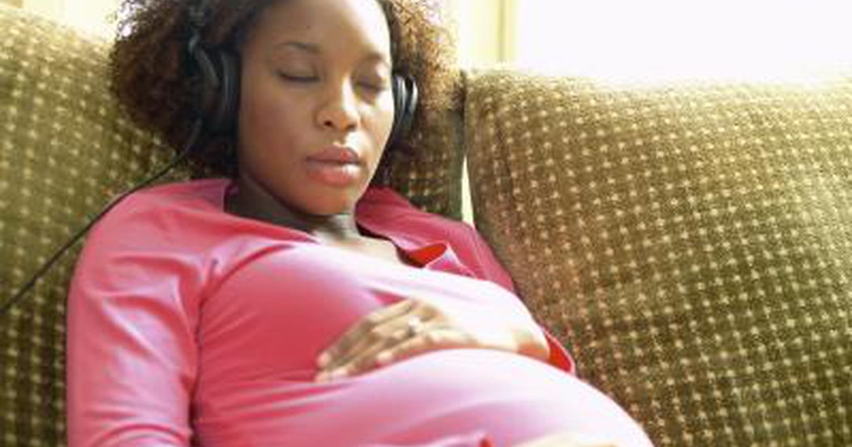 Wie man einen Schwangerschaftsbauch-Stützgürtel trägt