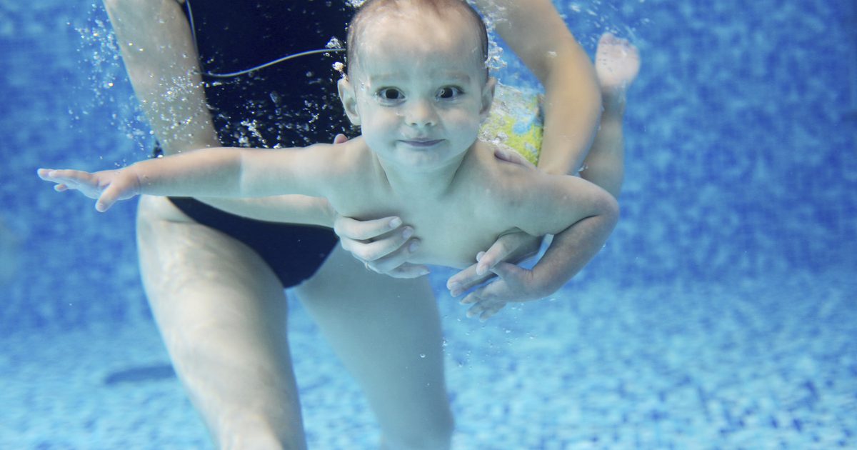 Den ideelle temperatur til svømning med babyer