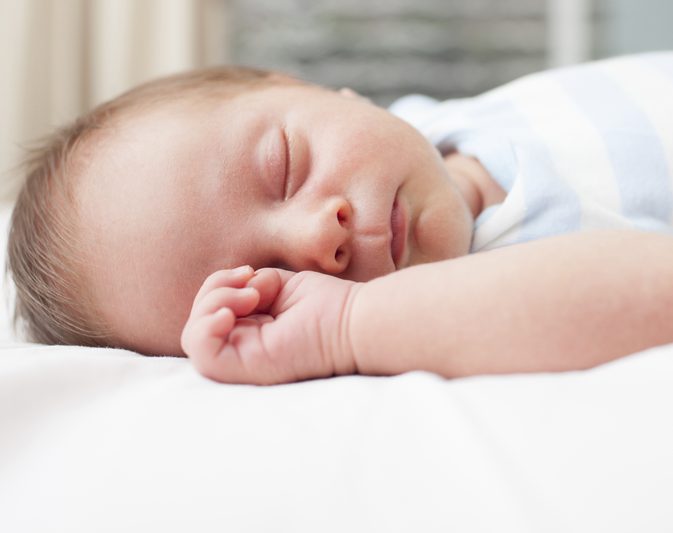 Is het normaal dat een pasgeborene de hele tijd slaapt?