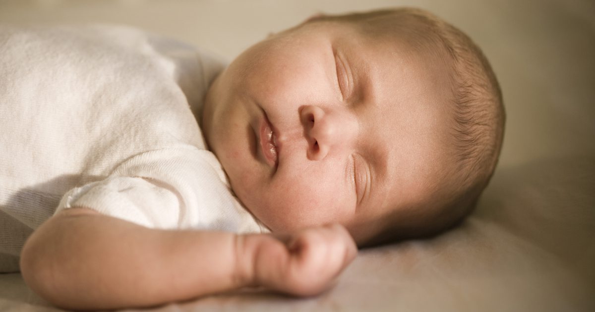 Er det greit for en baby å sove i en sving?