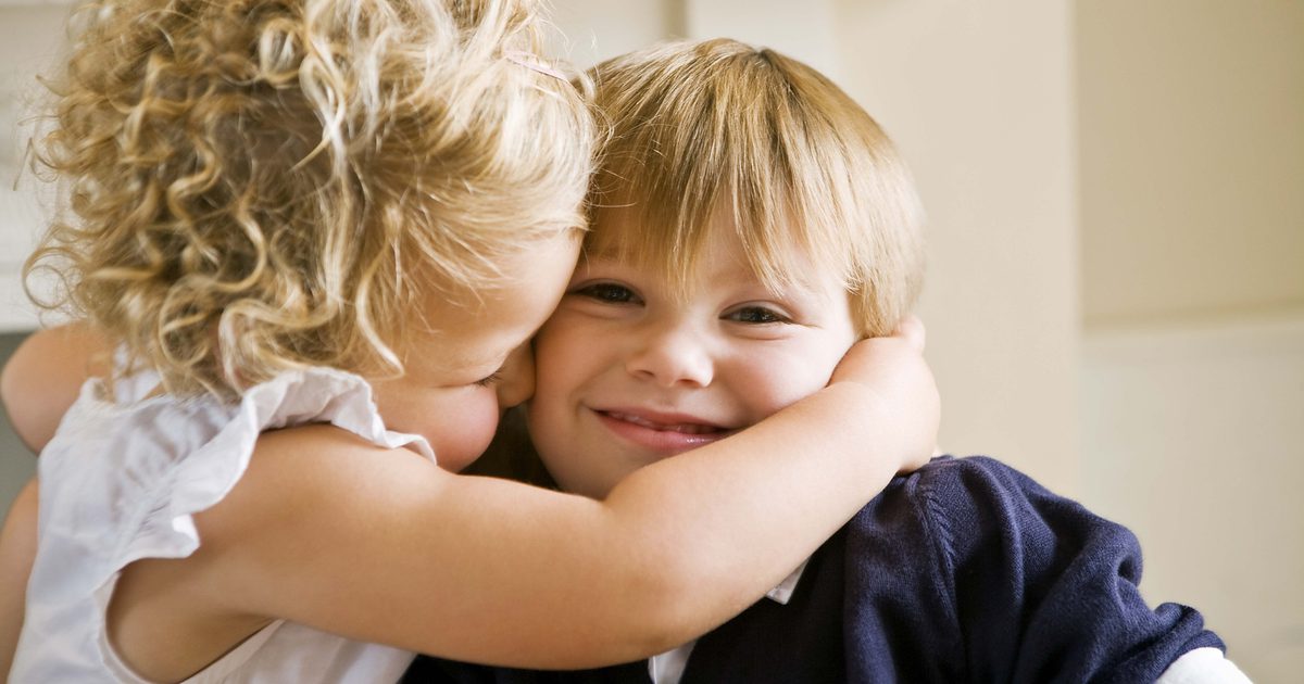 Родителство: Какво да направите, когато детето ви целува друго дете