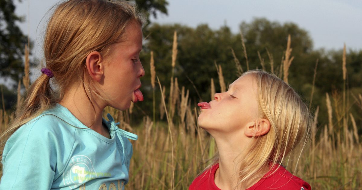 Det uhøflige barns adfærd om at udstille tungen