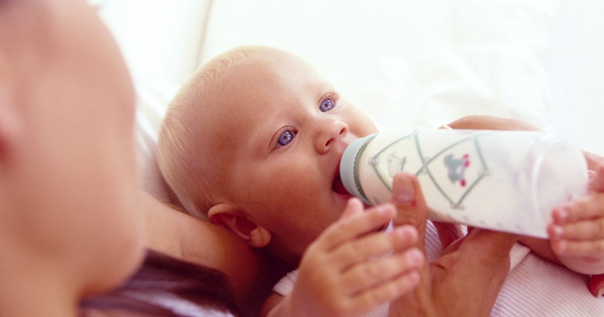 Skal babyer spise mens de ligger ned?