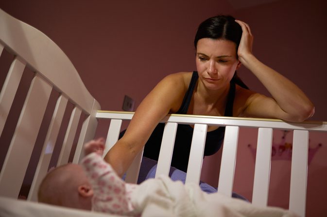 Skal du lade en nyfødte græde sig selv til at sove?