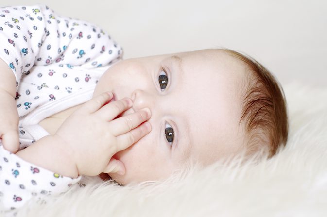 Tegn på stress i en 5 måneders gammel baby