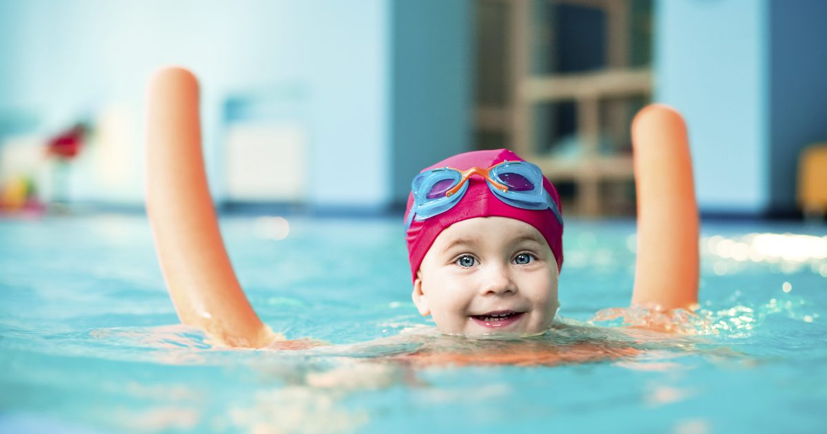 तैरने के लिए एक बच्चा शिक्षण