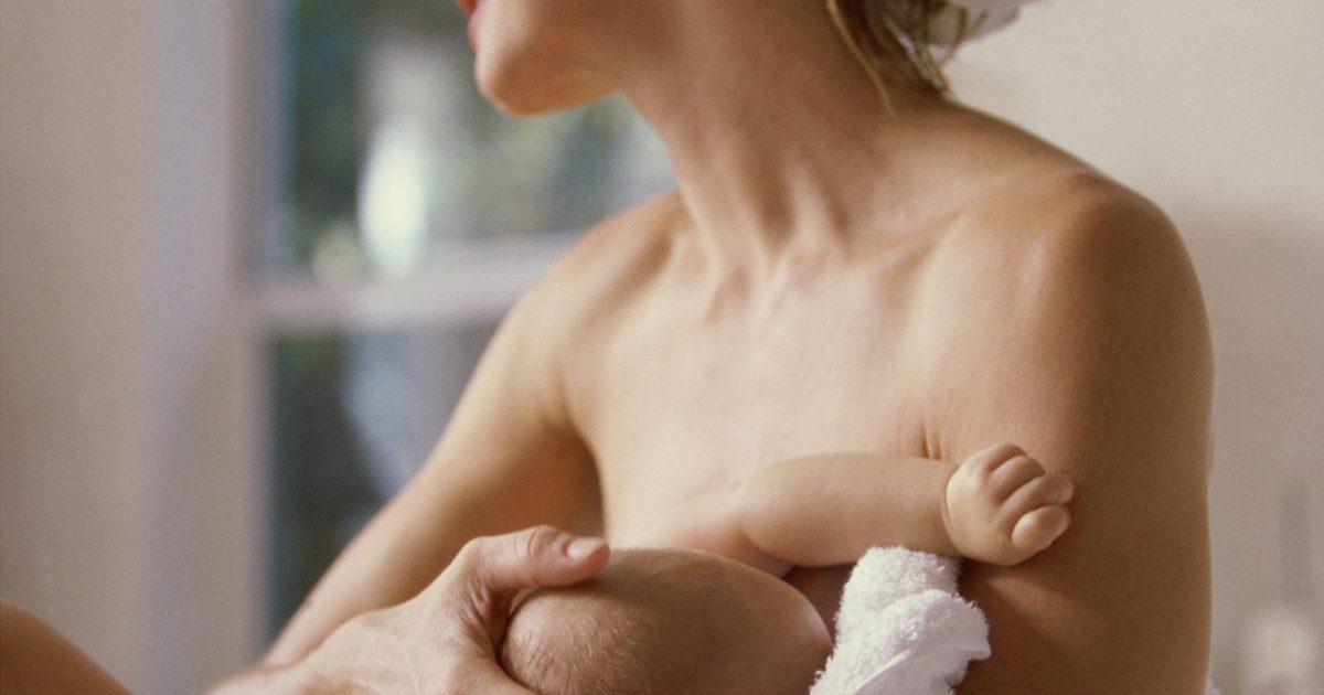 Уникална връзка между храненето и дишането при бебета