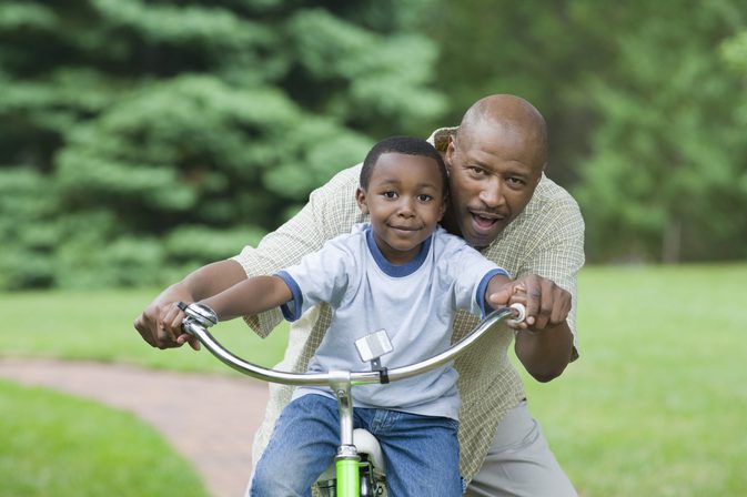 Welches Alter lernen Kinder, Fahrrad zu fahren?