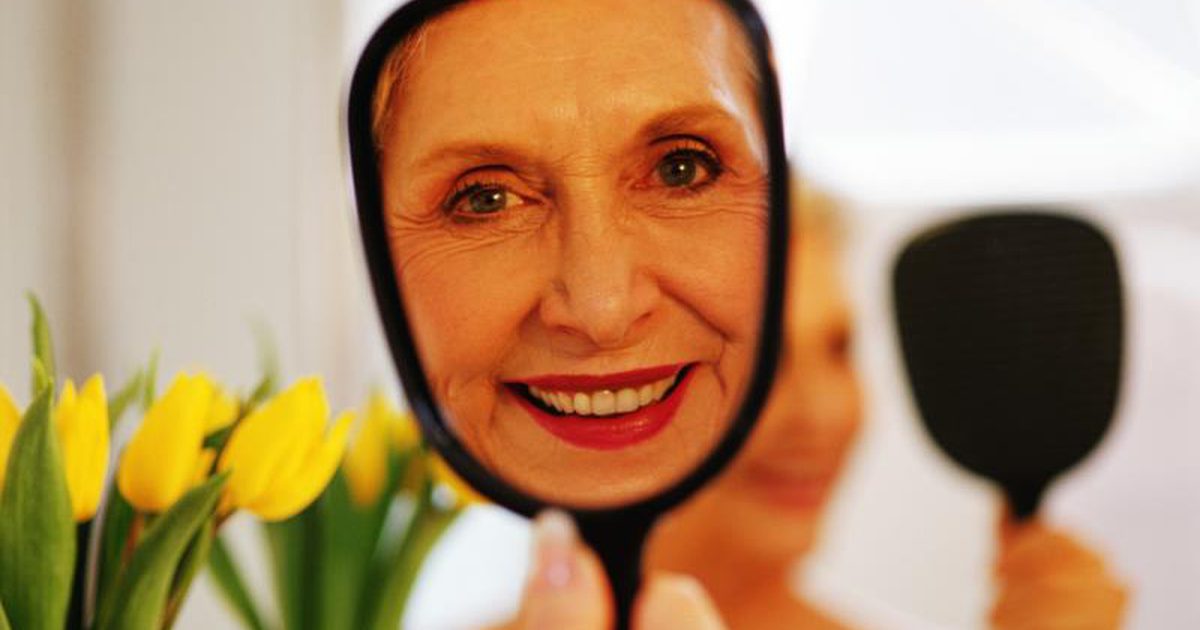 ما هي أسباب مشاكل بقع الوجه والاحمرار في النساء بعد سن 40؟