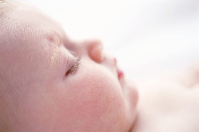 Hvad er årsagerne til retinale blødninger hos spædbørn?