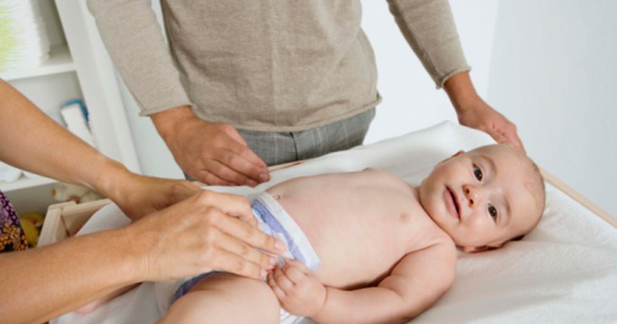 Kateri so vzroki oteklih testisov pri dojenčkih?