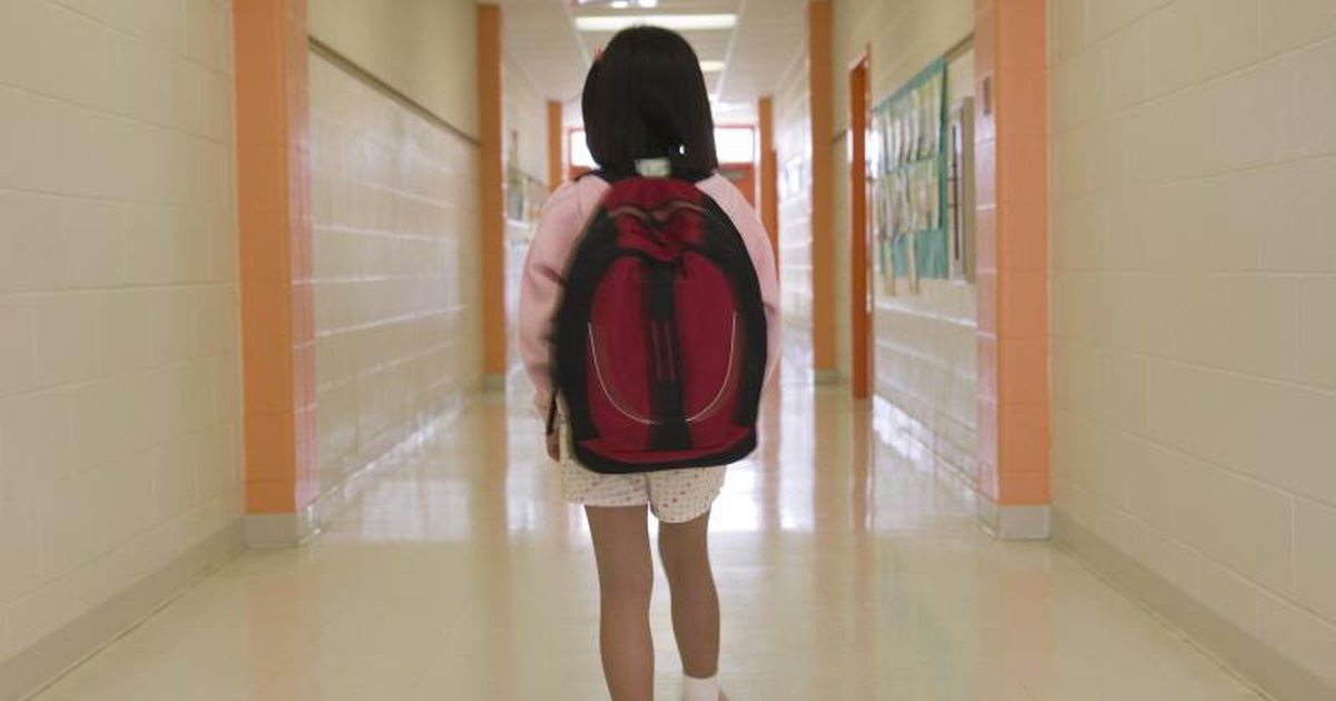 Was sind die Gefahren von Kindern, die schwere Rucksäcke tragen?