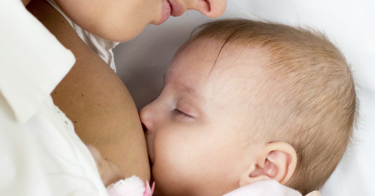 Hvad kan jeg spise for min brystfødte baby at få en tarmbevægelse?
