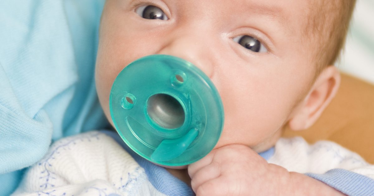 Vad orsakar en knäppt knytnäve hos spädbarn?