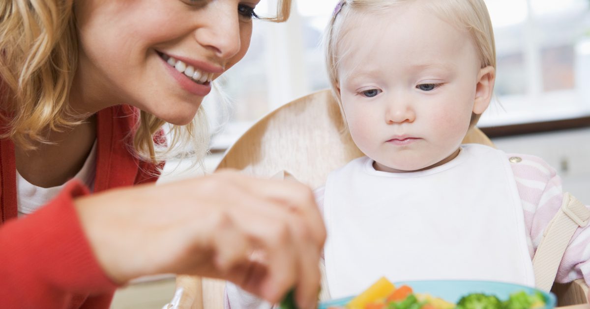 ما الذي يسبب عدم قيام طفل صغير بتناول الطعام؟