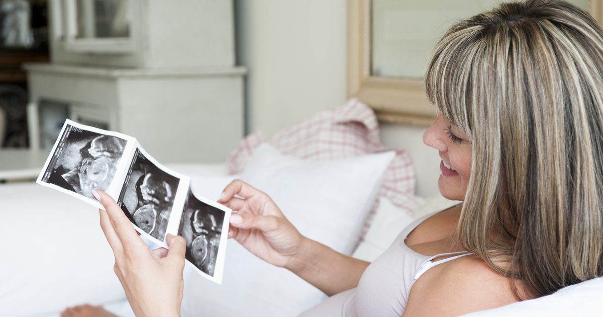 Was sieht ein Baby in 33 Wochen in der Gebärmutter?