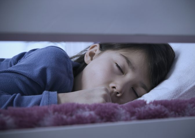 Was ist der beste Weg für ein Kind zu schlafen beim Husten?