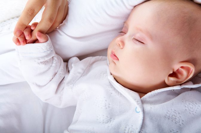 ما هي أفضل طريقة لوضع طفلك للنوم لمنع SIDS؟