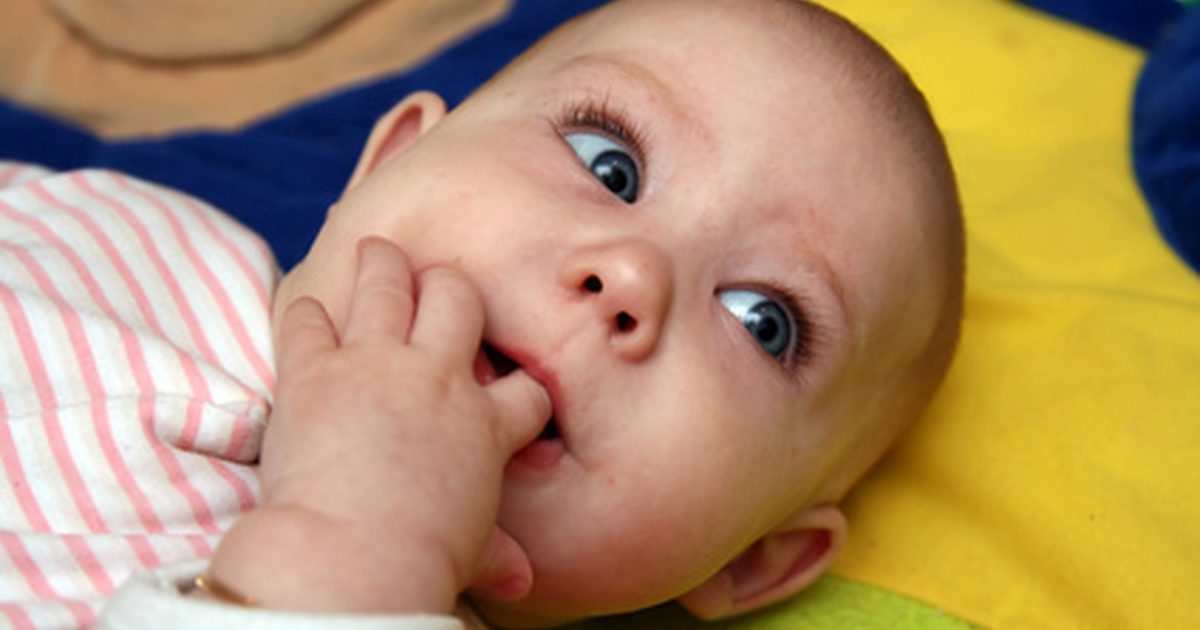 Was ist das weiße Zeug auf der Zunge eines Babys?