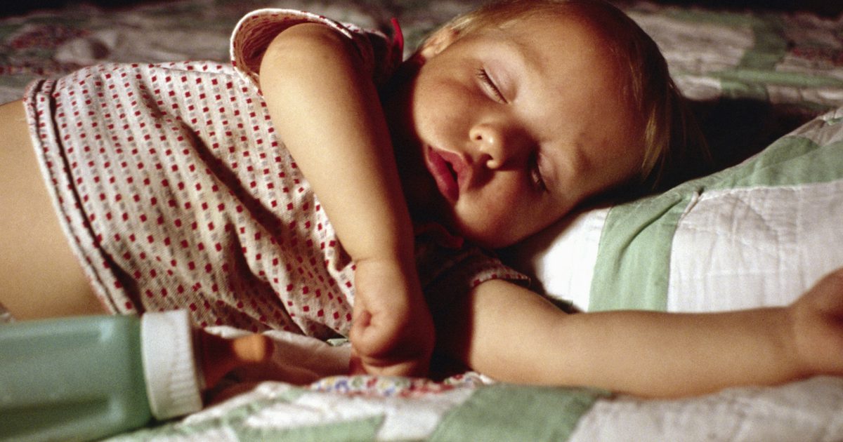 Was sollte ein Kleinkind zum Bett tragen, wenn es heiß ist?