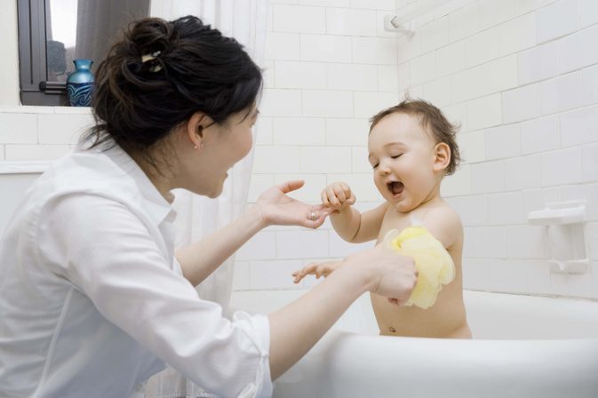 Vilken temperatur bör du göra badvatten för en baby?