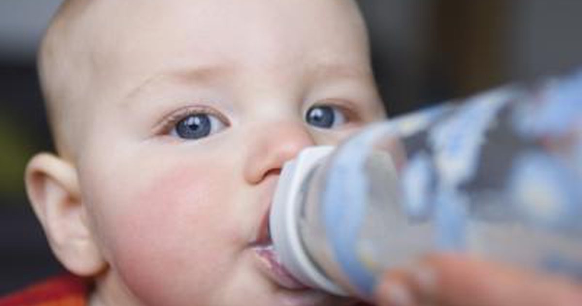 När kan jag sätta spannmål i min barns mjölk?
