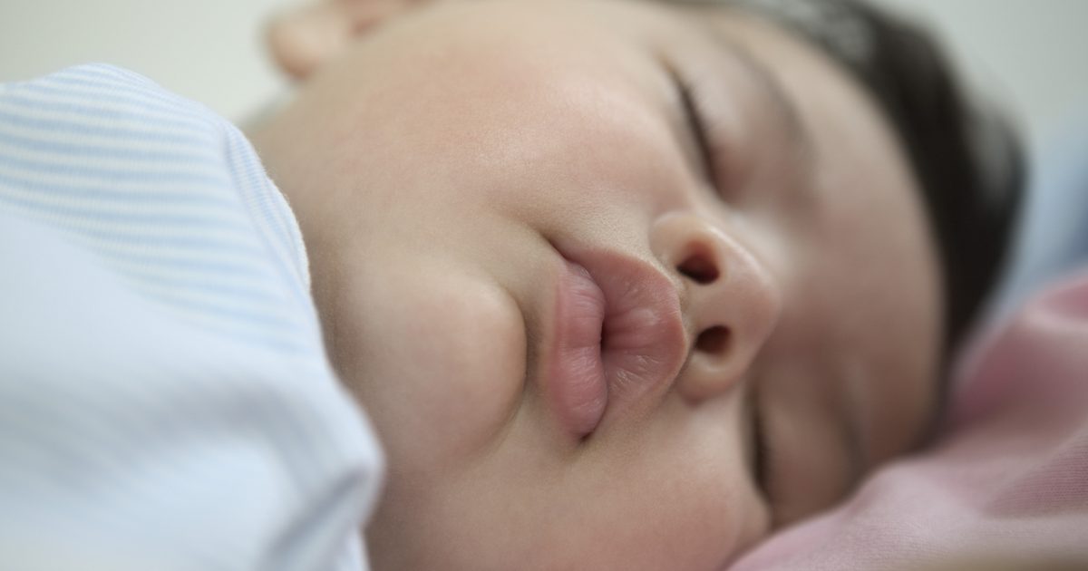 Wanneer kunt u baby's laten slapen op hun buik?