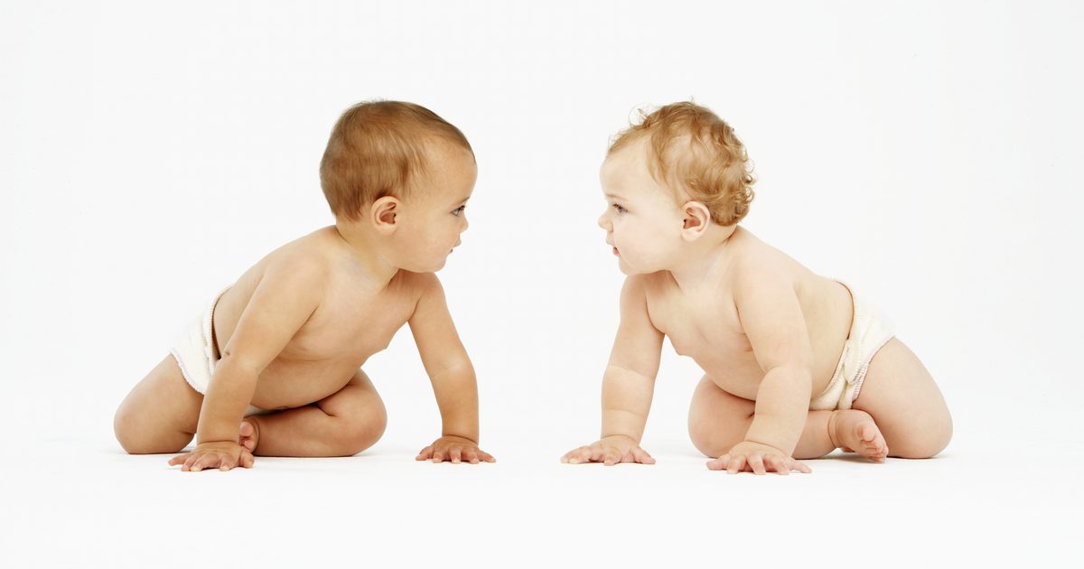 Når skal babyer begynne å krype, gå og snakke?