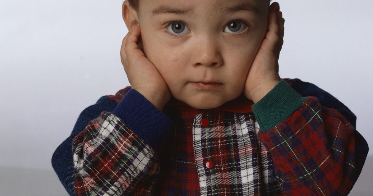 Varför en spädbarn är nervös och täcker öronen
