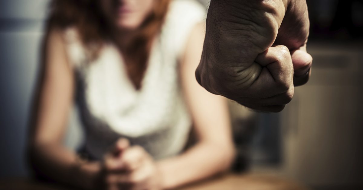 Hvorfor forblir batterede kvinner i misbruk?
