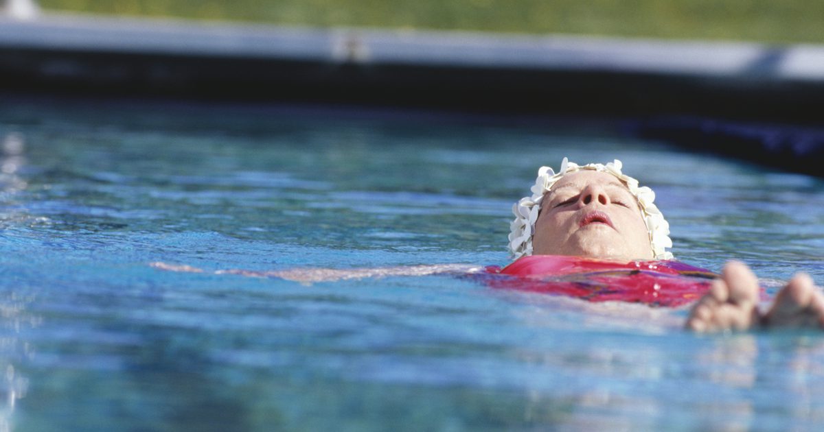 4 måder at tone benene med svømning på